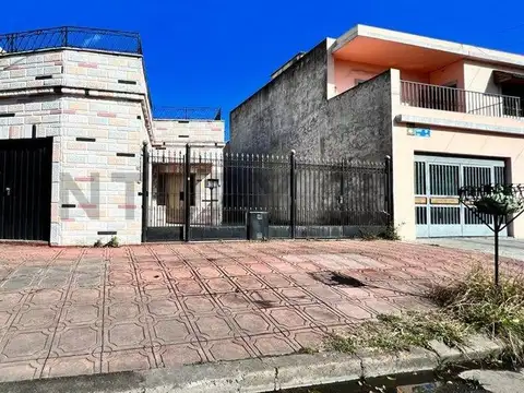 CASA C/TERRAZA JARDIN Y COCHERA CASEROS - Acepta permuta