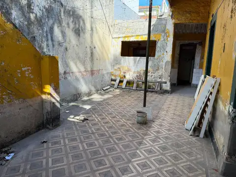 Baigorria 4486: casa de 3amb.   cochera   local, a reciclar sobre lote propio