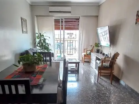 PISO AL FRENTE CON BALCON CORRIDO