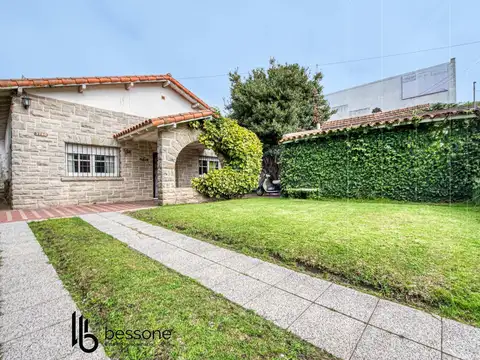 Casa en Alquiler con 1 cochera