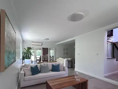 Casa en Alquiler con 2 cocheras