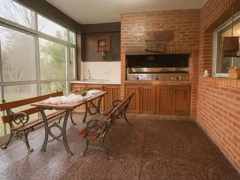 Casa en venta - 4 Dormitorios 2 Baños - Ezeiza