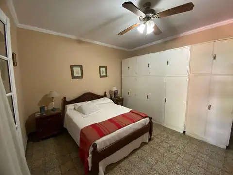 Casa 8 ambientes con 2 baños