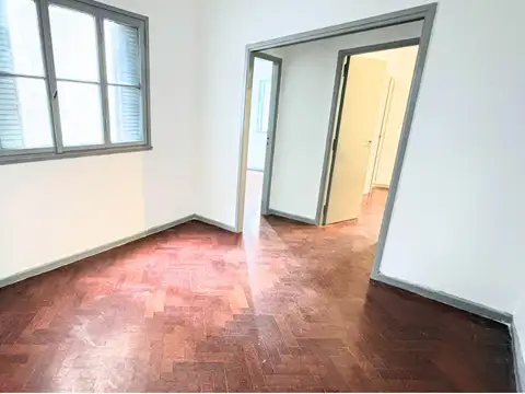 Depto de 3 Ambientes, 2do Piso por Escalera, Muy Luminoso