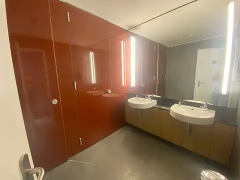 Oficina en Alquiler con 12 cocheras