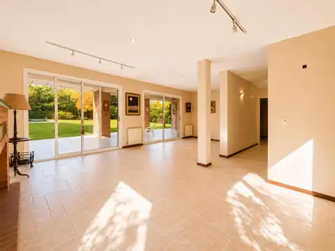 Casa en Venta con 4 cocheras