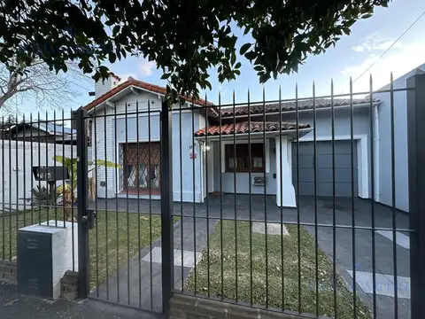Casa 4 ambientes, quincho y pileta, apto crédito, gran lote.