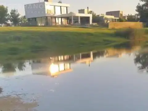 Venta Terreno directo a la Laguna  en Barrio Nautico El Cazal Escobar.