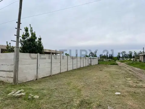 Lote con construcción a la venta en Melchor Romero