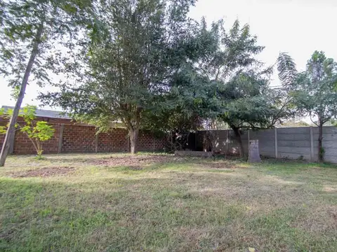 Se vende casa a refaccionar en un terreno de 990m2