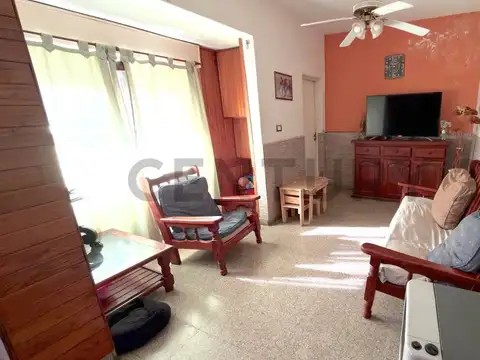 Casa 6 ambientes con 2 baños