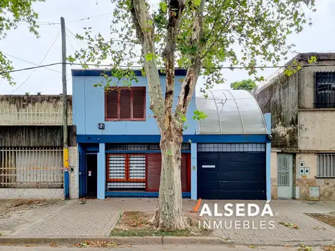 Casa en venta Rosario zona Sur cochera, jardin y pileta.