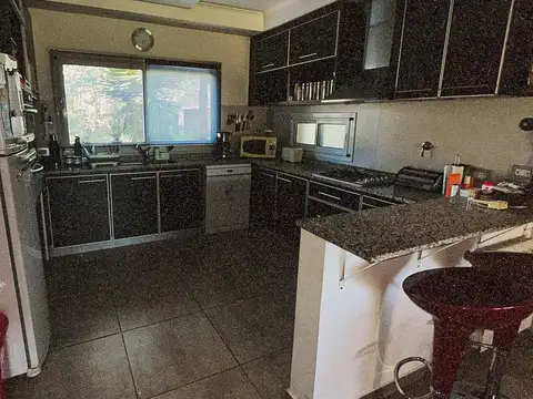 Casa 6 ambientes con 2 baños