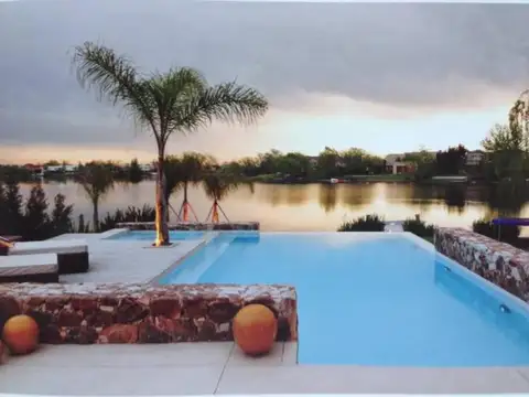 Casa 10 ambientes con 6 baños