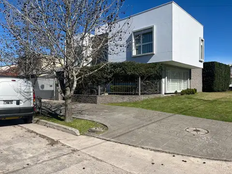 ESPLENDIDA CASA NUEVA EN PUNTA MOGOTES