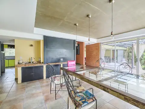 Casa en Venta con 4 cocheras