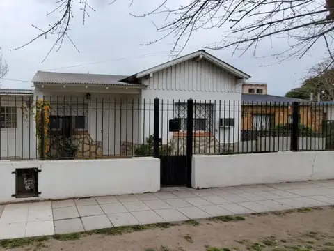 Hermoso Chalet sobre Payro, Barrio Los Alamos, Glew