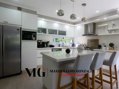 Casa en Venta con 2 cocheras