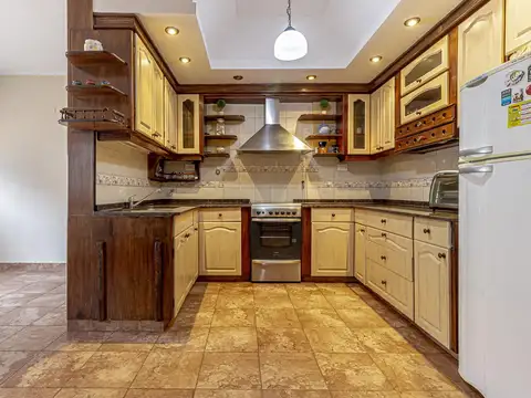 EXCELENTE CASA EN UNA PLANTA A LA VENTA DE 4 AMB. COCHERA Y TERRAZA. CARAPACHAY. APTO CREDITO.