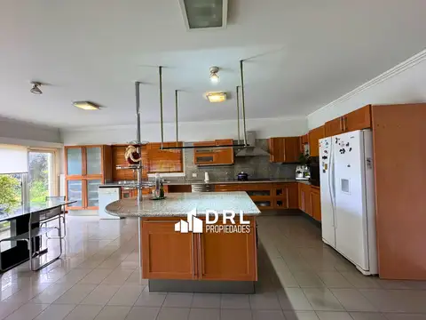 Casa 10 ambientes con 4 baños