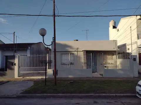 Casa de 3 ambientes en venta en Quilmes