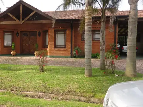 Casa 3 Dormitorios, en una planta, muy funcional, luminosa y amplio jardín !!