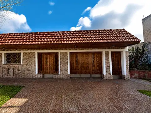 VENTA CASA MULTIFAMILIAR CON COCHERA LANUS OESTE