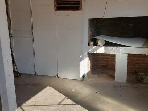 CASA AMPLIA EN BARRIO TRANQUILO-GRAN POTENCIAL