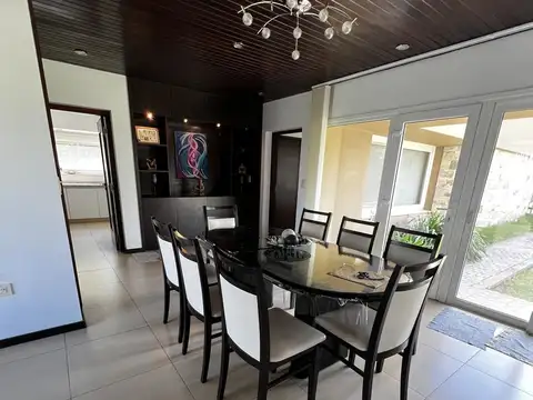 Casa 5 ambientes con 3 baños