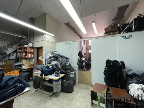 Galpón 300m2 aprox. con posibilidad de extensión.