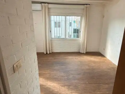 Casa en Alquiler con 2 cocheras