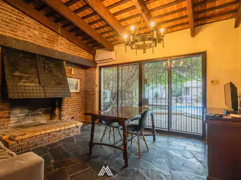 Casa 10 ambientes con 4 baños