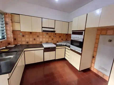 Excelente PH al frente de 3 amb. Living. Comedor. Cocina. 2 Dormitorios. Garage. Patio. APTO CREDITO
