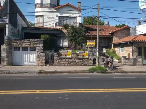 Casa 7 ambientes con 2 baños