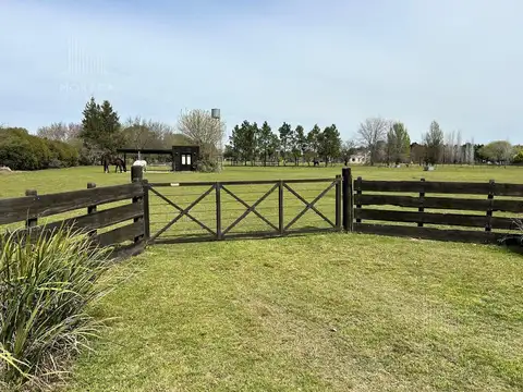 Venta Terreno 1 hectarea Barrio Cerrado Loma Escondida Lujan con riego por aspersion