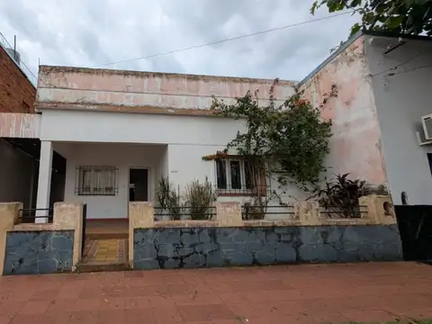CASA EN VENTA EXCELENTE UBICACION A RECICLAR