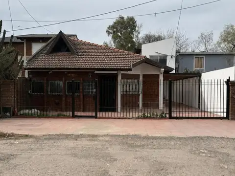 Venta de Casa con pileta y cochera, en barrio la Union, Ezeiza