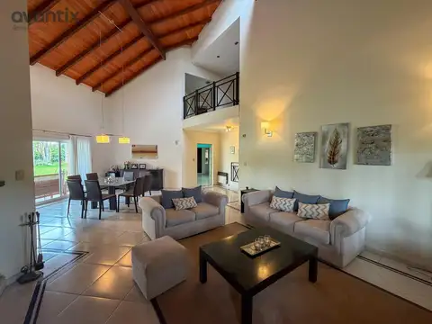 Casa 8 ambientes con 4 baños
