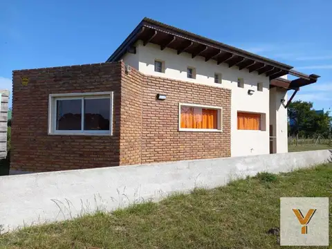 Casa en venta - 2 Dormitorios 1 Baño 1 Cochera - 300Mts2 - Mar Del Sur