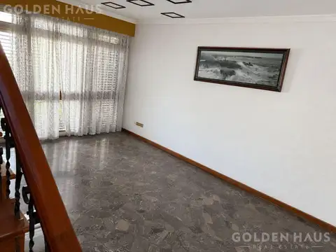 Casa en Alquiler con 3 cocheras