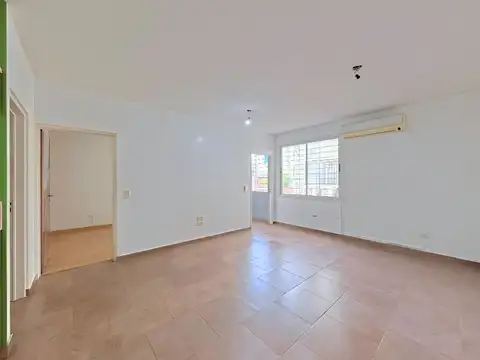 VENTA   2 Ambientes. Lavadero Vestidor  Muy luminoso Baja Expensas    Ibera al 6000