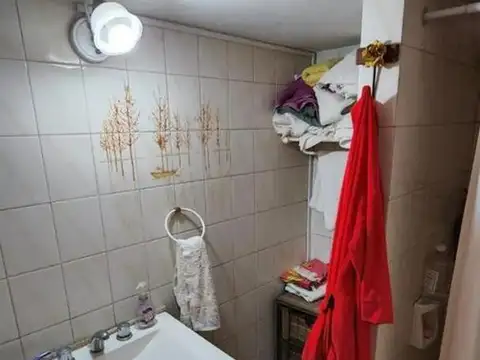 Casa de 4 dormitorios con local en zona super comercial !