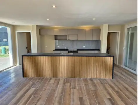 Casa en Venta con 4 cocheras