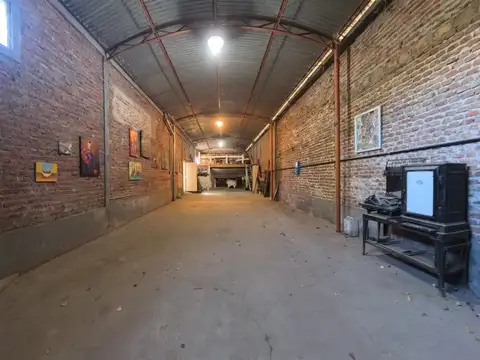Galpón con vivienda en venta sobre acceso principal de Suipacha