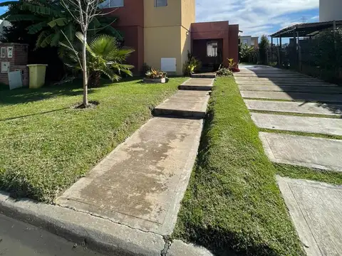 Casa muy funcional en Casas de San Patricio. Sin expensas.