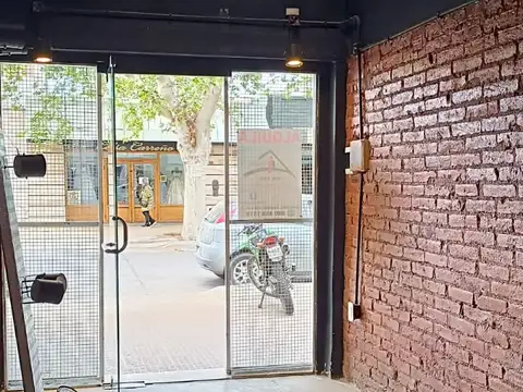 Local con baño y depósito en excelente ubicación