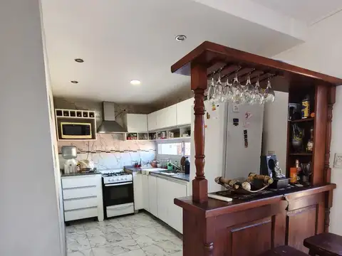 Casa 5 ambientes con 2 baños