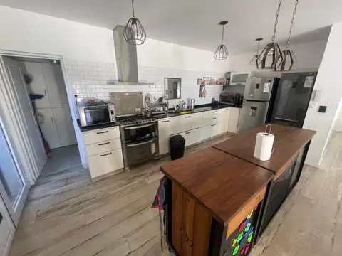 Casa en Alquiler con 2 cocheras