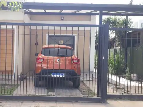 CASA 3 AMBIENTES CON PISCINA Y COCHERA LOTE 10 X 30