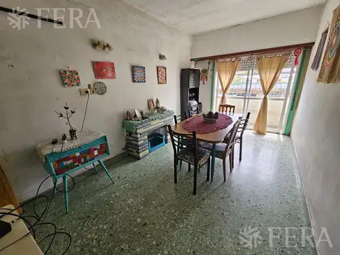 Venta de casa 5 ambientes con cochera y local en  Sarandí